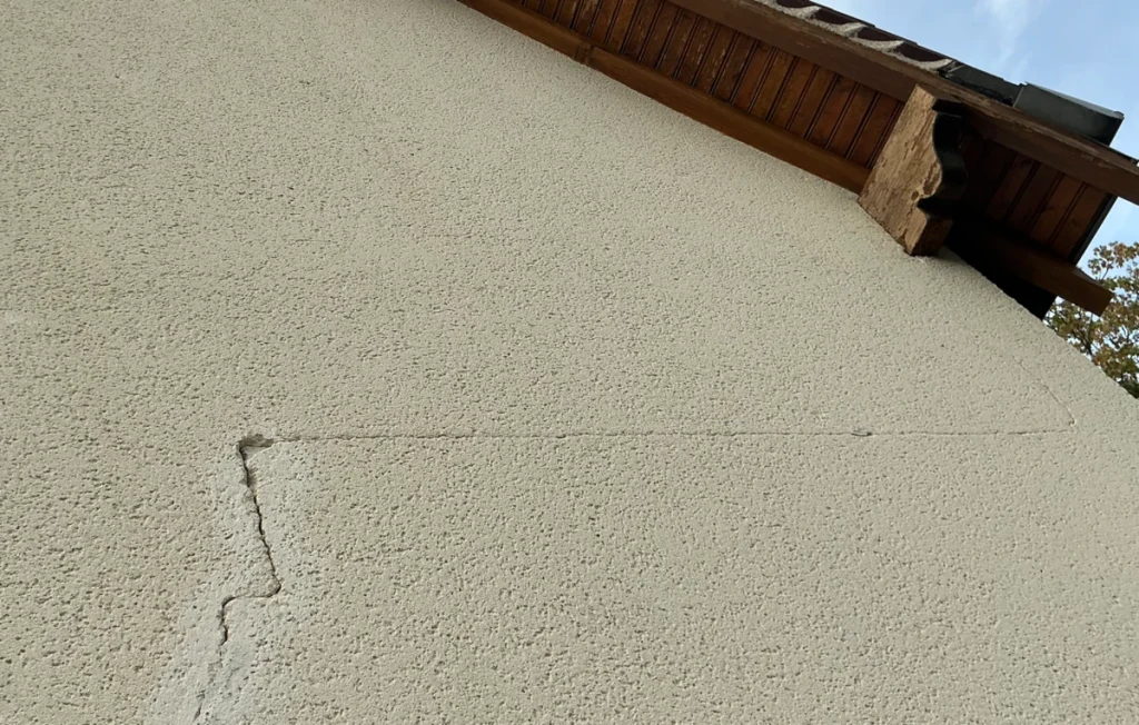 Fissure en escalier sur l’enduit d’une façade à Blois.